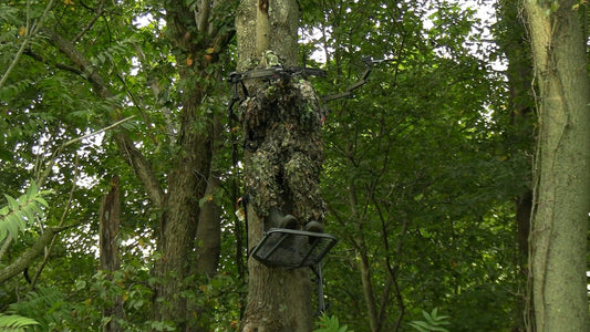 Deer Hunting from a Tree Stand in QuikCamo Mossy Oak Leafy Camo Suit, Hat and Gloves